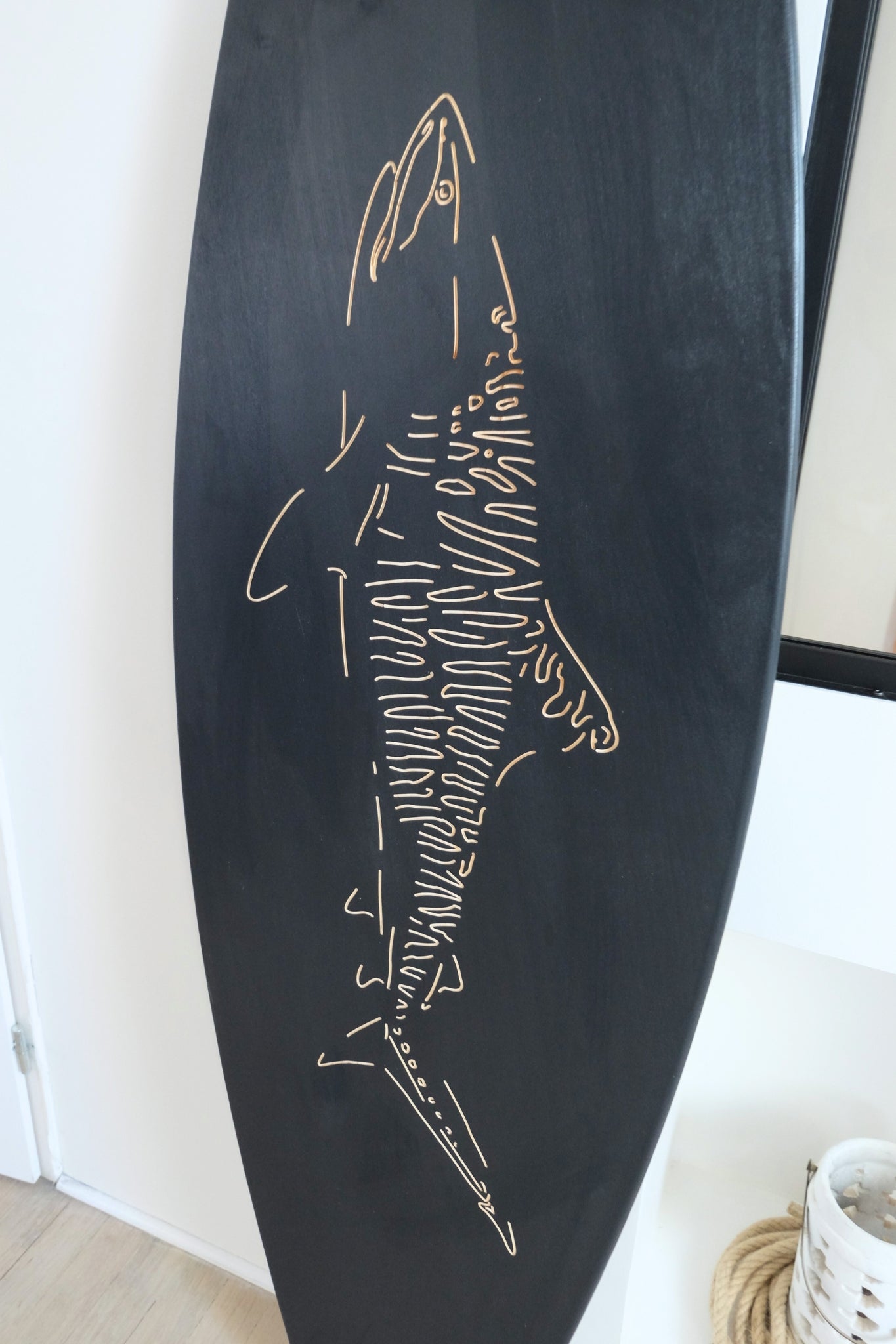 Planche de surf déco en bois : Le Requin Tigre