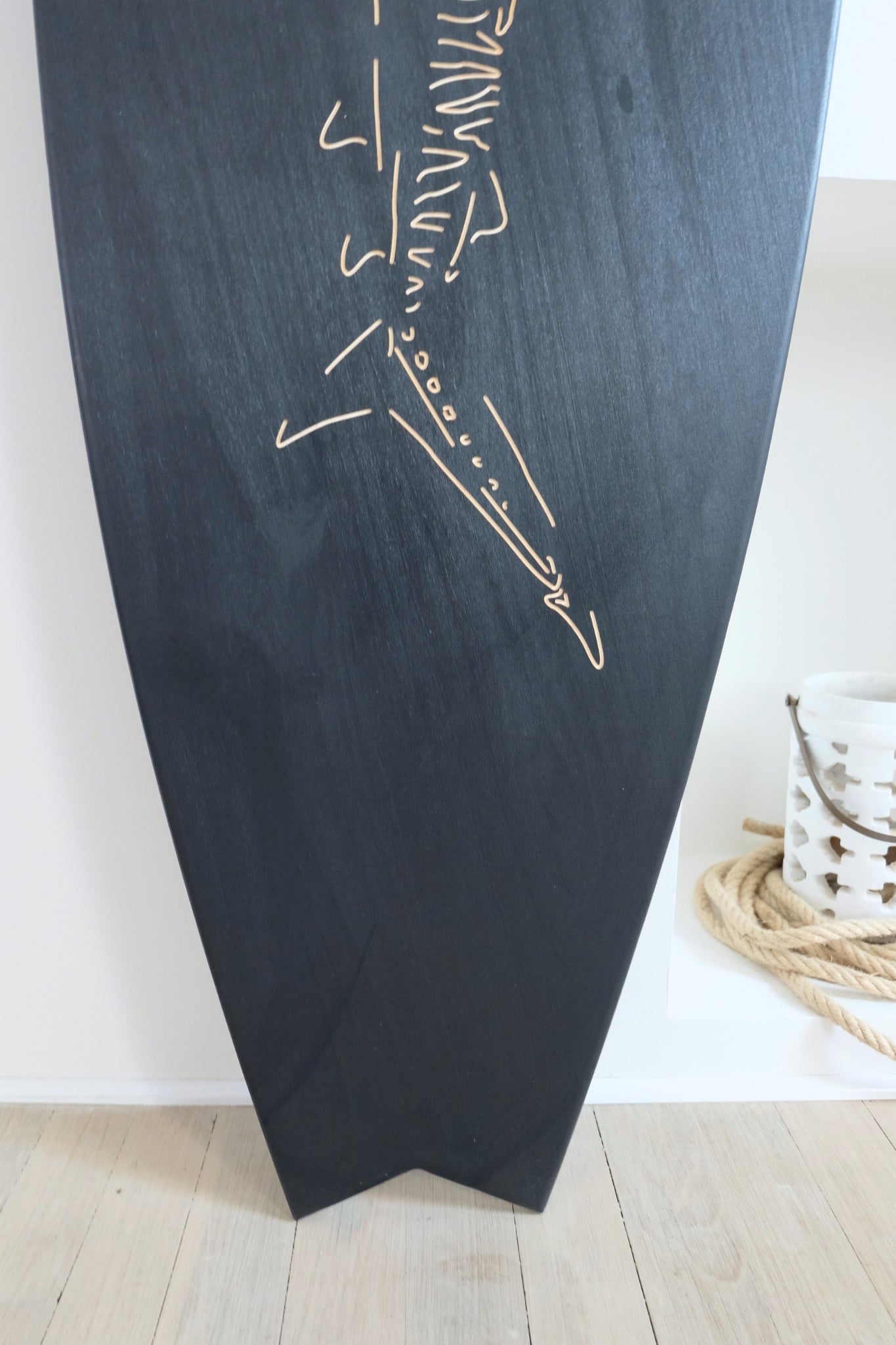 Planche de surf déco en bois : Le Requin Tigre